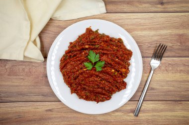 Ahşap arka planda acı biber ezmesi. Baharat ezmesi. Bir çeşit yardımcı gibi. Türk mutfağı mezeleri. Üst Manzara. Kapat.