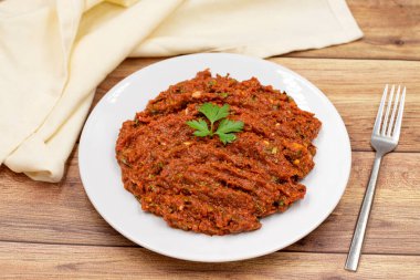 Ahşap arka planda acı biber ezmesi. Baharat ezmesi. Bir çeşit yardımcı gibi. Türk mutfağı mezeleri. Yatay görüş. Kapat.