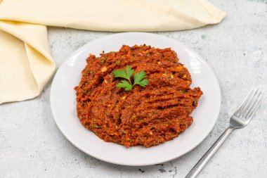 Taş zeminde acı biber ezmesi. Baharat ezmesi. Bir çeşit yardımcı gibi. Türk mutfağı mezeleri. Yatay görüş. Kapat.