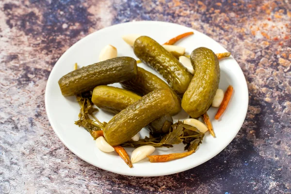 Pepinos Escabeche Sobre Fondo Hierro Oxidado Primer Plano Pepinos Escabeche —  Fotos de Stock