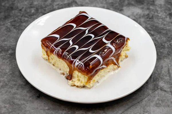 Koyu arkaplanda karamel tatlısı. Geleneksel Türk mutfağı aroması. Kapat.