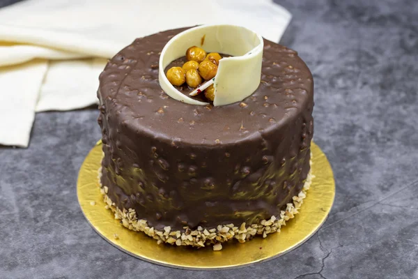 Feestelijke Chocoladetaart Een Donkere Achtergrond Banketbakkerswaren Close — Stockfoto