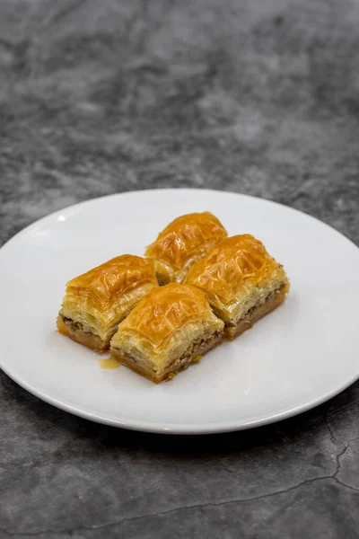 Walnussbaklava Auf Dunklem Hintergrund Traditionelle Türkische Spezialitäten Nahaufnahme — Stockfoto