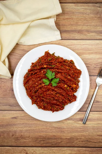 Chili Plakken Een Houten Ondergrond Kruidige Pasta Een Soort Adjika — Stockfoto