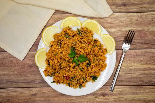 Salată Bulgur Kisir Fundal Din Lemn Mâncare Tradițională Delicioasă Aperitive — Fotografie, imagine de stoc