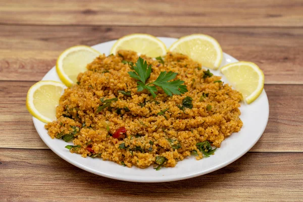 Salată Bulgur Kisir Fundal Din Lemn Mâncare Tradițională Delicioasă Aperitive — Fotografie, imagine de stoc