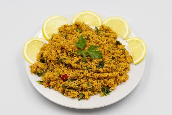 Salată Bulgur Kisir Fundal Alb Mâncare Tradițională Delicioasă Aperitive Din — Fotografie, imagine de stoc