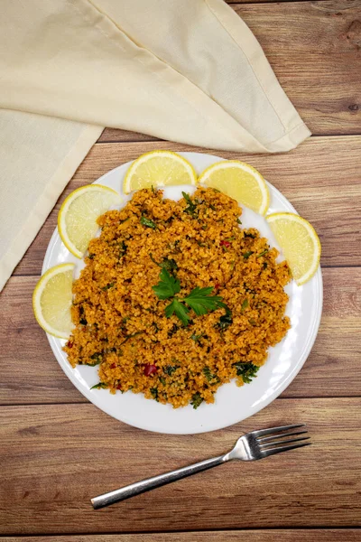 Salată Bulgur Kisir Fundal Din Lemn Mâncare Tradițională Delicioasă Aperitive — Fotografie, imagine de stoc