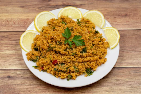 Salată Bulgur Kisir Fundal Din Lemn Mâncare Tradițională Delicioasă Aperitive — Fotografie, imagine de stoc
