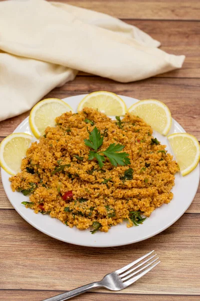 Salată Bulgur Kisir Fundal Din Lemn Mâncare Tradițională Delicioasă Aperitive — Fotografie, imagine de stoc