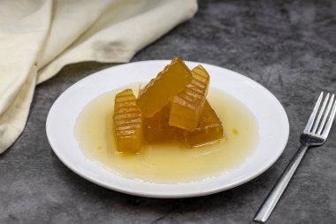 Koyu arkaplanlı balkabağı tatlısı. Geleneksel Akdeniz mutfağı lezzetleri. Türk Ramazan tatlısı. Yatay görüş. Kapat.