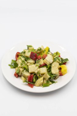 Beyaz arka planda zeytinyağlı enginar salatası. Geleneksel lezzetli Türk yemekleri; (zeytinyagli motor). Dikey görünüm. Kapat.