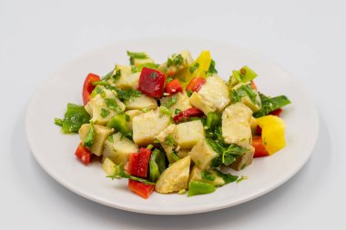 Beyaz arka planda zeytinyağlı enginar salatası. Geleneksel lezzetli Türk yemekleri; (zeytinyagli motor). Yatay görüş. Kapat.