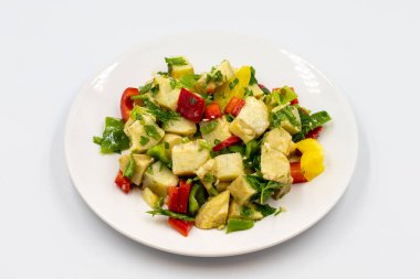 Beyaz arka planda zeytinyağlı enginar salatası. Geleneksel lezzetli Türk yemekleri; (zeytinyagli motor). Yatay görüş. Kapat.