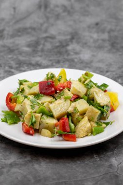 Koyu arkaplanda zeytinyağlı enginar salatası. Geleneksel lezzetli Türk yemekleri; (zeytinyagli motor). Dikey görünüm. Kapat.