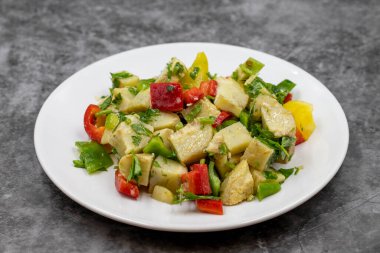 Koyu arkaplanda zeytinyağlı enginar salatası. Geleneksel lezzetli Türk yemekleri; (zeytinyagli motor). Yatay görüş. Kapat.