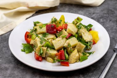 Koyu arkaplanda zeytinyağlı enginar salatası. Geleneksel lezzetli Türk yemekleri; (zeytinyagli motor). Yatay görüş. Kapat.