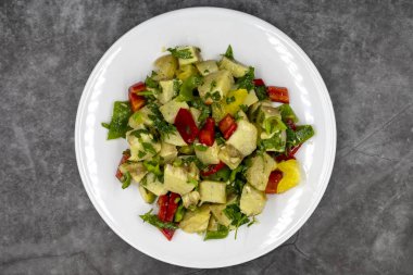 Koyu arkaplanda zeytinyağlı enginar salatası. Geleneksel lezzetli Türk yemekleri; (zeytinyagli motor). Üst Manzara. Kapat.