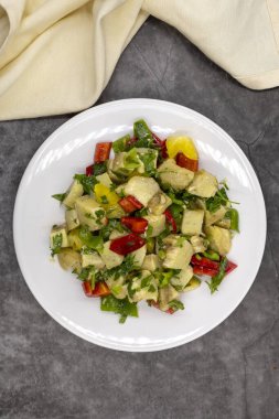 Koyu arkaplanda zeytinyağlı enginar salatası. Geleneksel lezzetli Türk yemekleri; (zeytinyagli motor). Üst Manzara. Kapat.