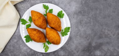 Koyu bir arka planda Kibbeh. Kibbeh, Orta Doğu mutfağında popüler bir yemektir. Doldurulmuş köfteler, falafel, icli Kofta, Quibe. Üst Manzara. Metin için boş alan. Boşluğu kopyala