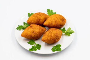 Beyaz arka planda Kibbeh. Kibbeh, Orta Doğu mutfağında popüler bir yemektir. Doldurulmuş köfteler, falafel, icli Kofta, Quibe. Yatay görüş. Kapat.