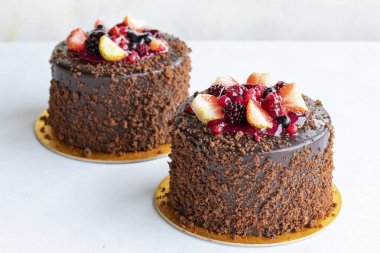 Beyaz arka planda meyveli kek. Yakın plan. Yatay görünüm