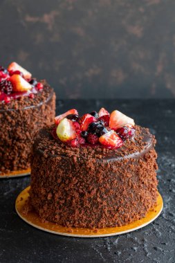 Koyu arkaplanda meyveli kek. Yakın plan. Dikey görünüm
