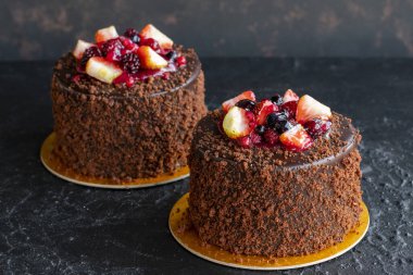 Koyu arkaplanda meyveli kek. Yakın plan. Yatay görünüm