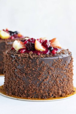 Beyaz arka planda meyveli kek. Yakın plan. Dikey görünüm