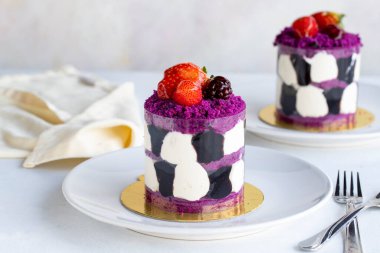 Beyaz arka planda ormanın meyveli mini keki. Yakın plan. Yatay görünüm