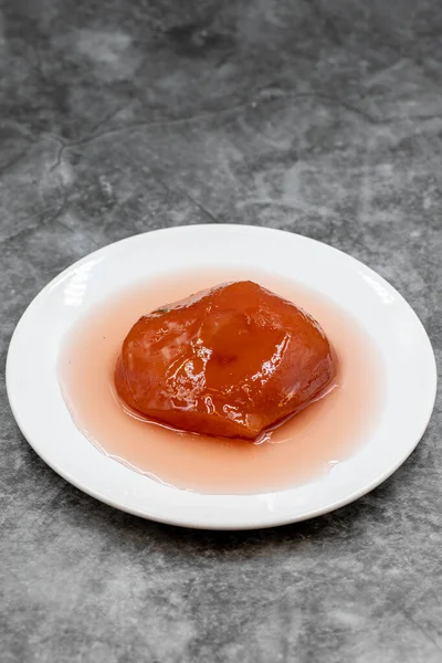 Quince Dessert Met Siroop Een Donkere Achtergrond Traditionele Mediterrane Keuken — Stockfoto