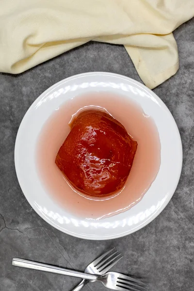 Quince Dessert Met Siroop Een Donkere Achtergrond Traditionele Mediterrane Keuken — Stockfoto