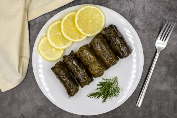 Gevulde Druivenbladeren Met Olijfolie Een Donkere Achtergrond Traditionele Turkse Keuken — Stockfoto