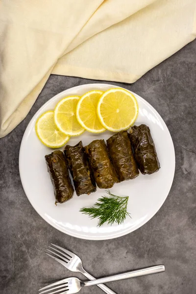 Gevulde Druivenbladeren Met Olijfolie Een Donkere Achtergrond Traditionele Turkse Keuken — Stockfoto