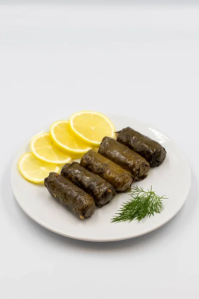 Fyllda Vinblad Med Olivolja Vit Bakgrund Traditionella Turkiska Matdelikatesser Utsökt — Stockfoto