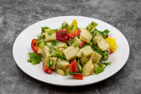 Koyu arkaplanda zeytinyağlı enginar salatası. Geleneksel lezzetli Türk yemekleri; (zeytinyagli motor). Yatay görüş. Kapat.