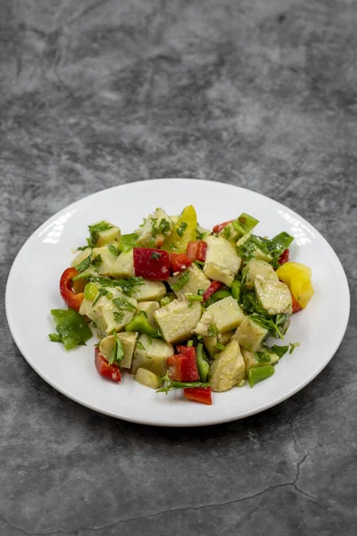 Koyu arkaplanda zeytinyağlı enginar salatası. Geleneksel lezzetli Türk yemekleri; (zeytinyagli motor). Dikey görünüm. Kapat.