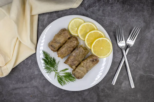 Gevulde Koolbladeren Een Keramische Plaat Veganistische Kool Broodjes Gekookte Kool — Stockfoto