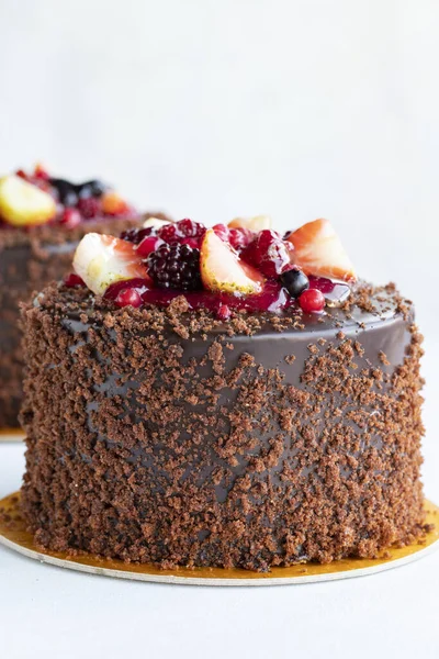 Beyaz arka planda meyveli kek. Yakın plan. Dikey görünüm