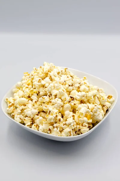 Popcorn Białym Tle Świeży Popcorn Ceramicznej Misce Zbliżenie Widok Pionowy — Zdjęcie stockowe