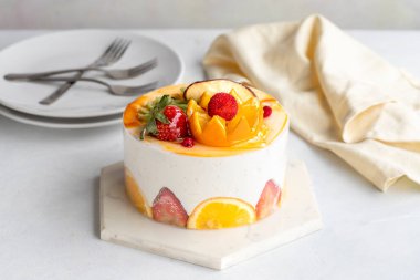 Beyaz arka planda meyveli kek var. Beyaz kremalı meyveli kek. Yakın plan. Yatay görünüm