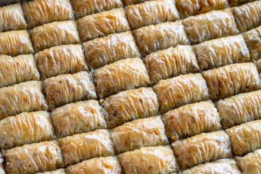 Ceviz baklavası. Yatay görüş. Türk mutfağı aromalı baklava