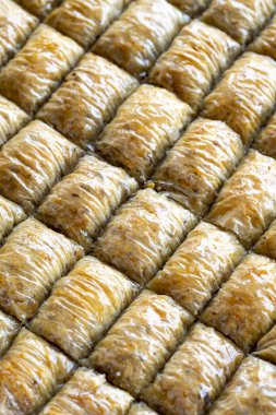 Ceviz baklavası. Türk mutfağı aromalı baklava. Dikey görünüm.