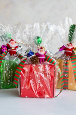 Beyaz arka planda çikolata hediyesi. Noel Baba ve Noel figürleriyle süslenmiş çikolata paketi. Noel çikolatası