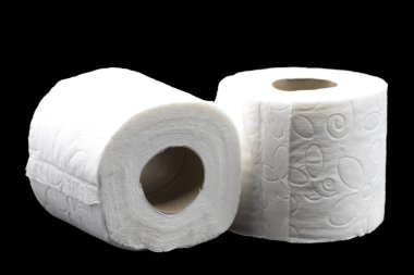 Koyu arka planda tuvalet kağıdı. Yakın plan. Yatay görünüm