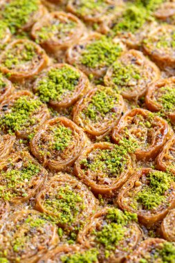 Beyaz arka planda fıstıklı baklava tatlısı. Türk tatlısı konsepti. Tepside fıstıklı baklava. Şerbet tatlı Akdeniz fırını. Kapat. Seçici odaklanma. Yatay görüş. Yerel adı fstkl saray sarmas baklava