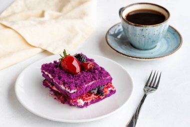 Beyaz arka planda orman meyveli keki. Türk tatlısı konsepti. Bir tabak dilimlenmiş orman meyveli kek. Akdeniz pastanesi. Kapat. Seçici odaklanma. Yatay görünüm.