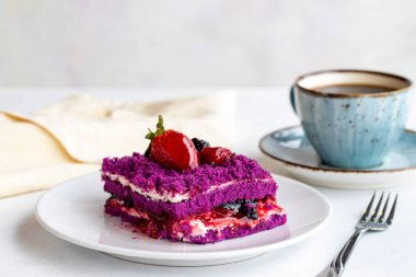 Beyaz arka planda orman meyveli keki. Türk tatlısı konsepti. Bir tabak dilimlenmiş orman meyveli kek. Akdeniz pastanesi. Kapat. Seçici odaklanma. Yatay görünüm.