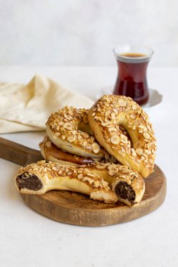 Türk koregi ve çay. Beyaz arka planda ay kurabiyesi. Çikolatalı kakao ve kuru üzümlü kruvasan. Kapatın. Seçici odaklanma. Dikey görünüm. Hikaye biçimi