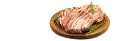 Beyaz arka planda çiğ pirzola. Yakın plan kuzu pirzolası. Yatay görüş. Metin için boş alan. Boşluğu kopyala